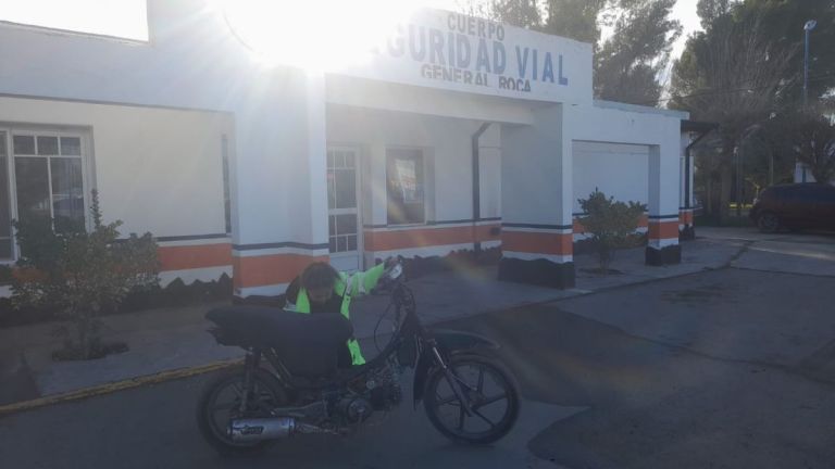 Sin plástico ni luces circulaba por la Ruta 22 y le secuestraron el