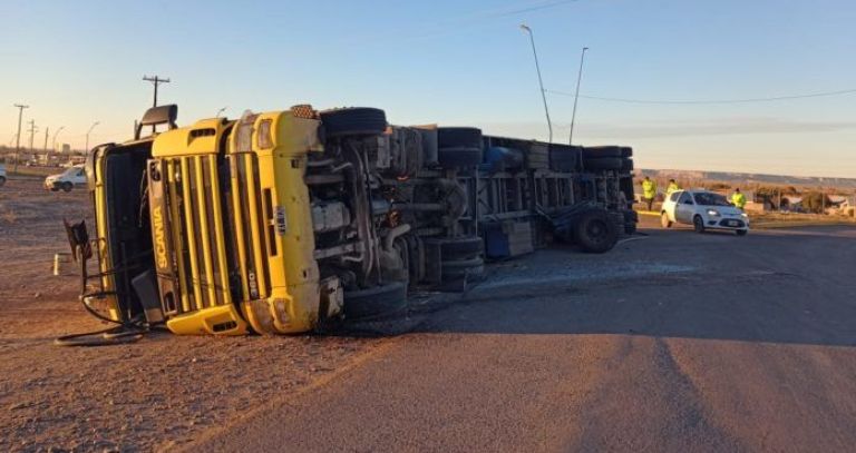 Un camión que transportaba frutas volcó en la rotonda de la Ruta 6 en