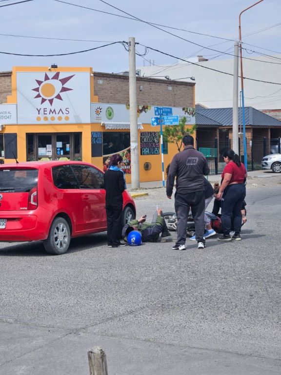 Fuerte choque entre una moto y un auto en Alsina y Perón ANR