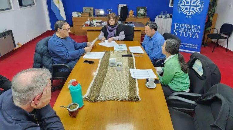 Aguas Rionegrinas Y La Unco Firmaron Un Convenio Para Apoyar La