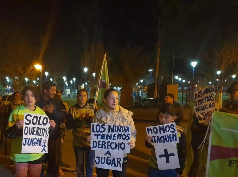 Bajo el lema "Basta de violencia municipal", vecinos del barrio Fiske Menuco movilizaron en Roca: