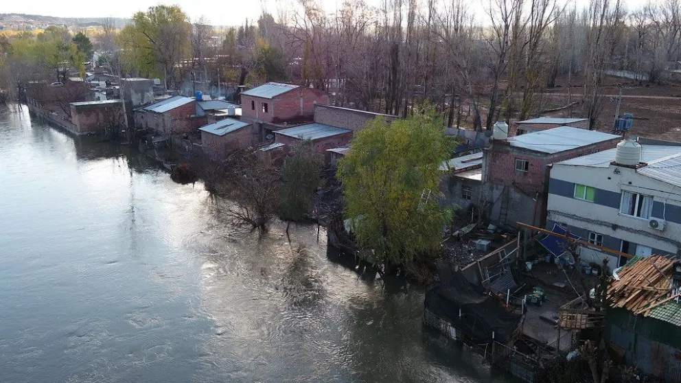 Tragedia: ¿por qué el río Neuquén inundó la costa llevando menos caudal que el permitido?
