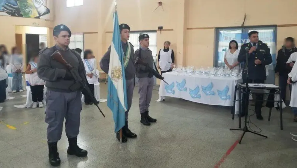 ¿Verdadera polémica?: Un acto con policías armados en una escuela primaria de Roca