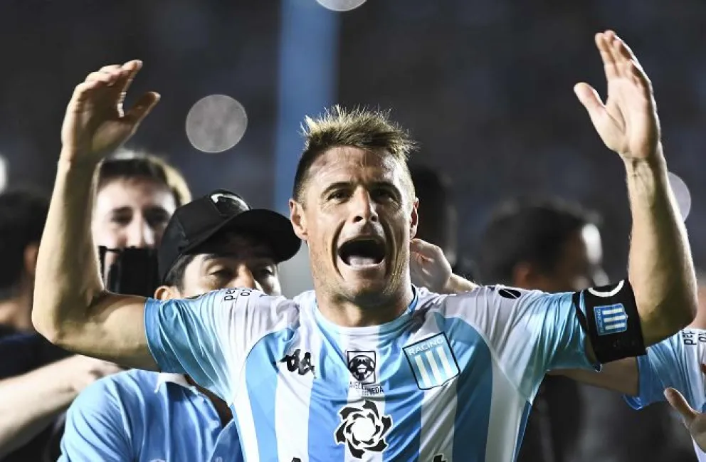 “Iván te quiero”: el hincha de Racing que le tiró avioncitos de papel a Pillúd