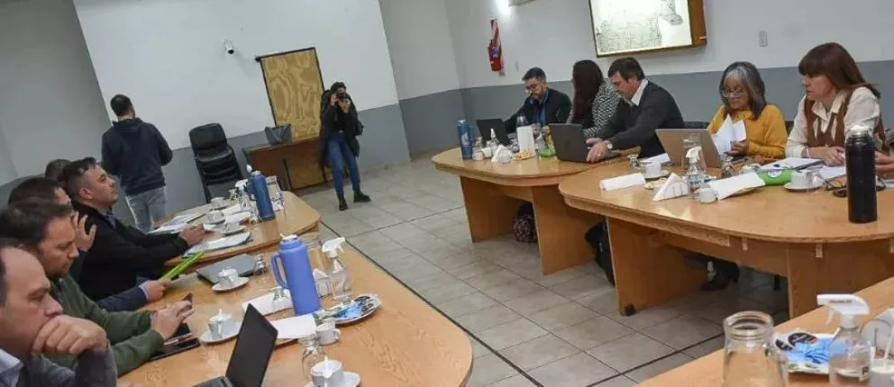 El gobierno ofreció a los docentes un 23% de aumento trimestral y suspender los descuentos por día de paro