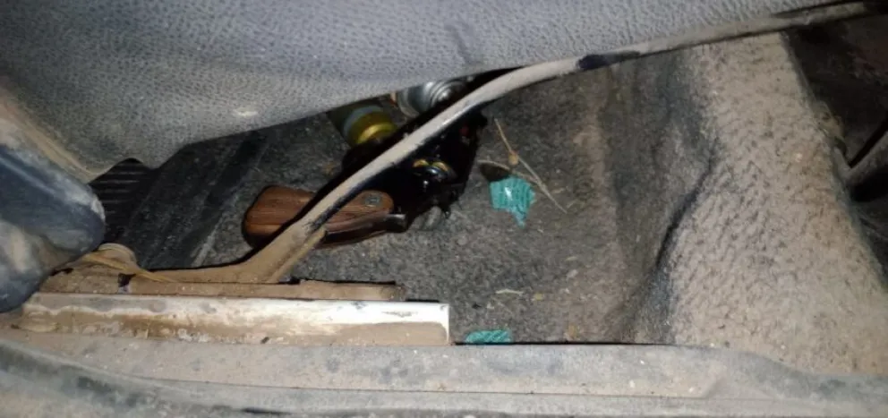 Llevaba una pistola sin papeles debajo del asiento y lo descubrió la policía