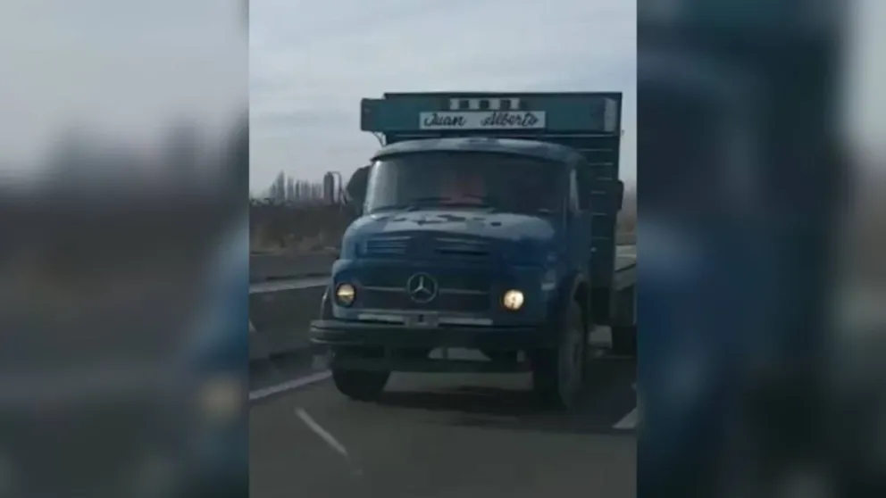 VIDEO: Pánico entre conductores por un camión en contramano por Ruta 22 