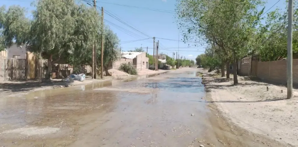 Otras 33: siguen los problemas con desbordes de agua y cloacas en las calles