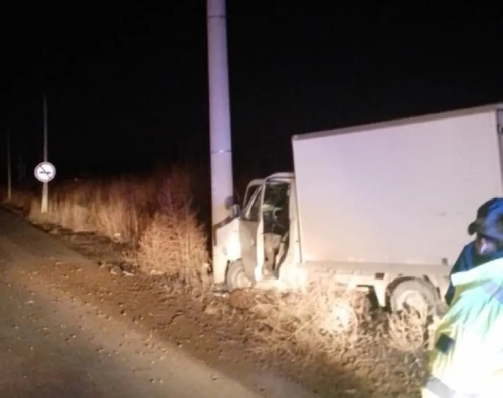 Un camión chocó contra un poste y dejó sin luz varios barrios de una localidad valletana