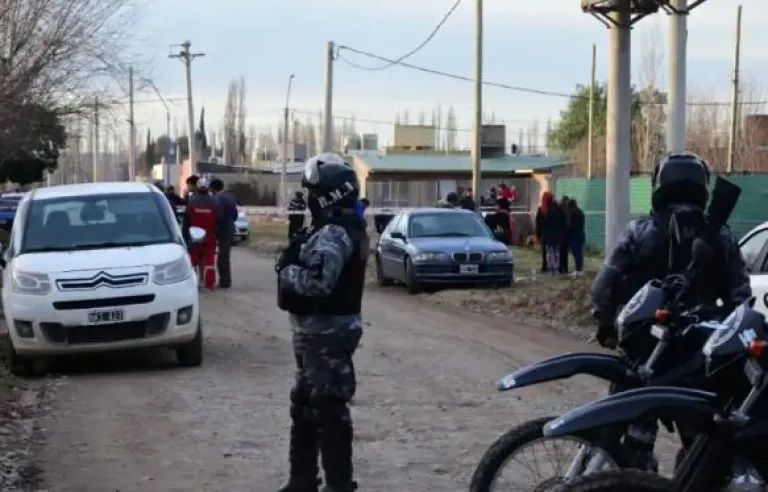 Buscan a un joven que sería familiar y responsable del sangriento asesinato del reconocido narco y su pareja