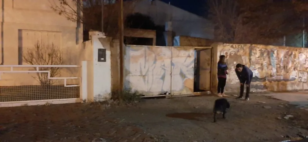 Vio al ladrón llevándose sus herramientas y salió a perseguirlo: finalmente lo atrapó la policía 