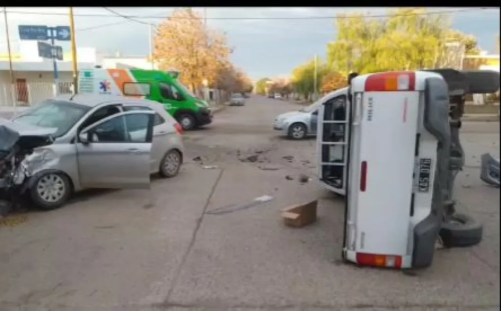 Impresionante vuelco en una esquina céntrica de Roca 