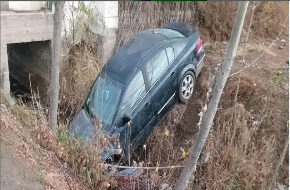¿Lo estacionó donde quiso? Luego de una mala maniobra dejó su auto en el desagüe 