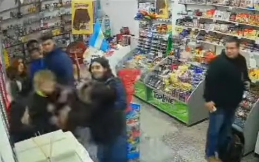 ¡Se re pudrió! Dos mujeres se mechonearon en un Maxi kiosco de Roca