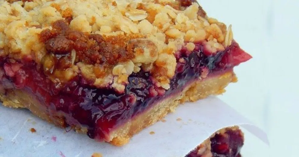 Simples y deliciosos: cuadrados de avena y frutos rojos