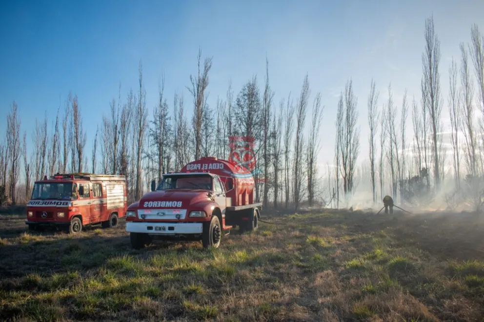 Lo que el viento dejo: ardua jornada para los bomberos