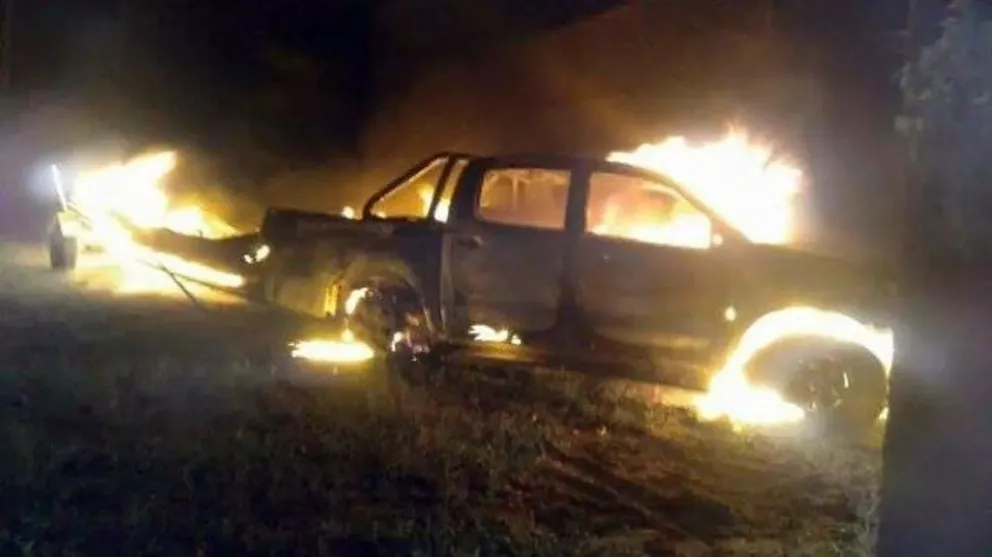 Hallan muerto a un hombre en una camioneta quemada: su hijo es el principal sospechoso
