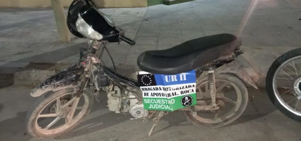 Lo encontraron manejando una moto robada