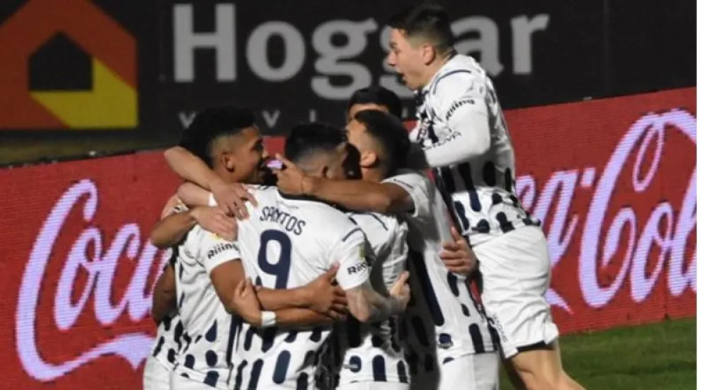 Talleres venció a Sarmiento y no se quiere bajar de la pelea
