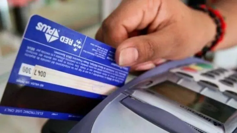 Rige la norma que impide a comerciantes manipular tarjetas de crédito y débito
