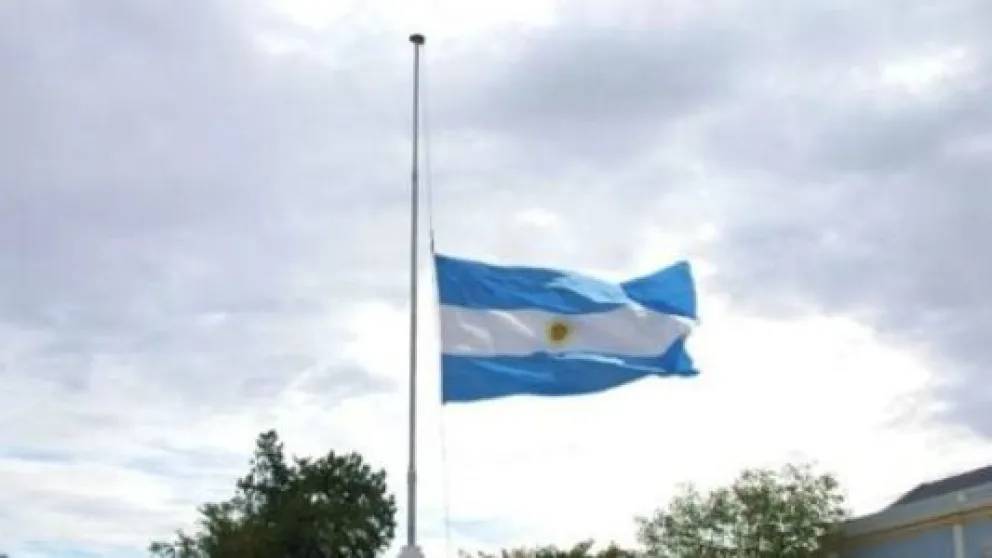 ¿Por qué la bandera del mástil central de la ciudad está a media asta?