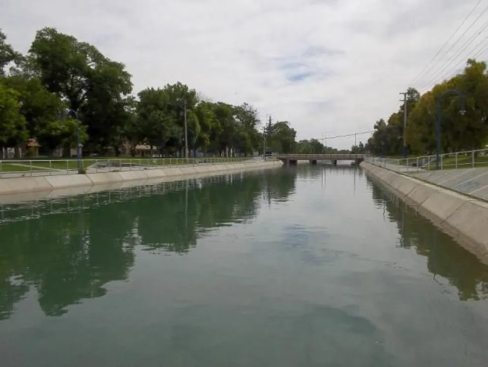 Una mujer fue rescatada del Canal Grande anoche en Roca