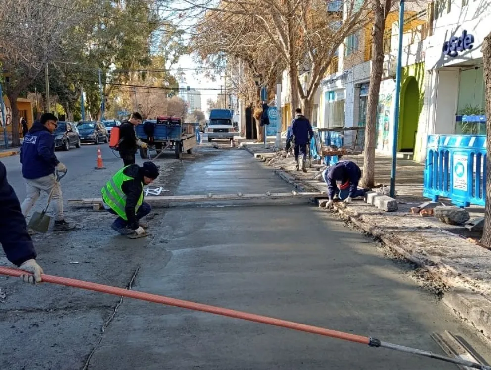 ¡Precaución al circular!: avanzan los trabajos de bacheo y mantenimiento de calles en Roca