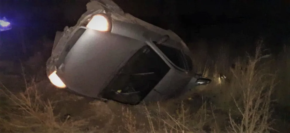 Un auto cayó al canal luego de un brutal impacto 