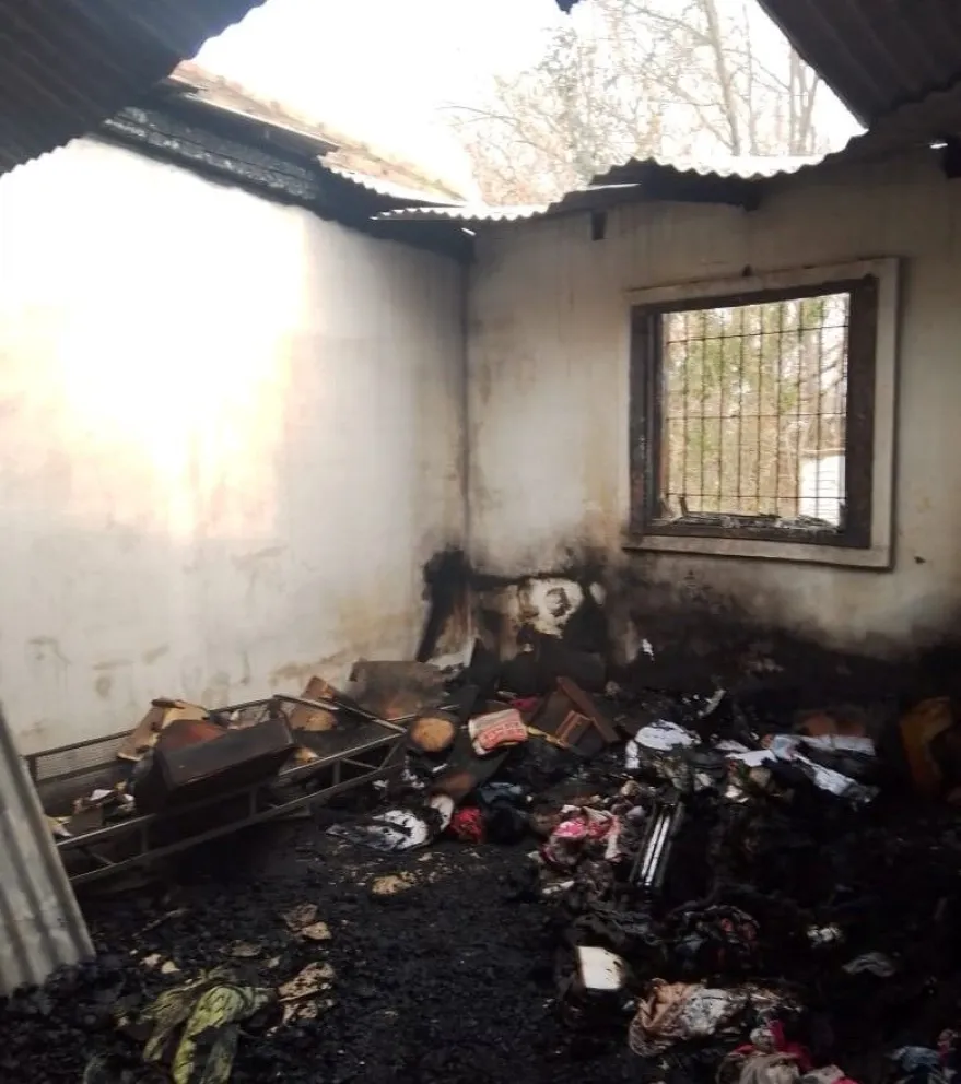 Una mujer bombera y sus dos hijas perdieron todo en un incendio 