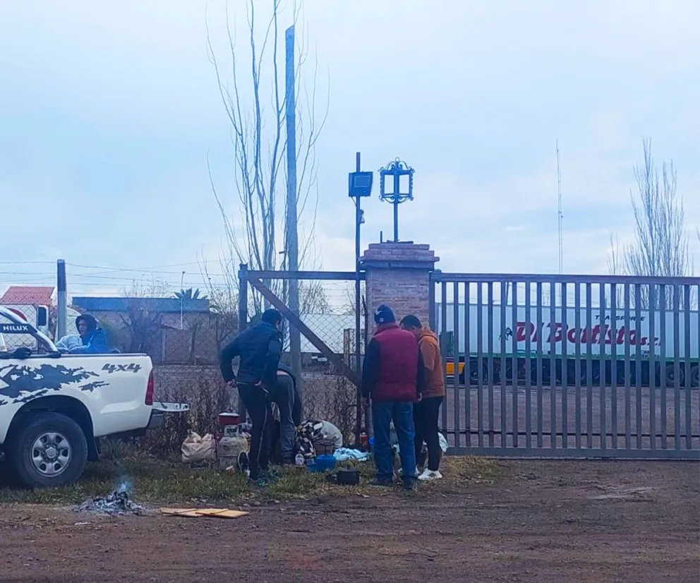 Una empresa abandonó a dos trabajadores y Camioneros amenazan con un bloqueo a la planta