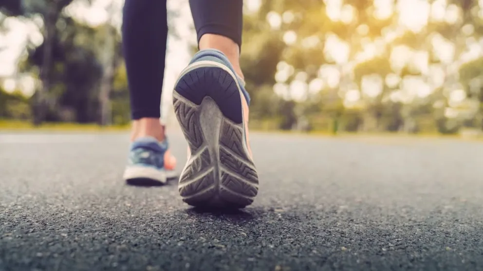 ¿Por qué caminar después de comer beneficia a las personas con diabetes?