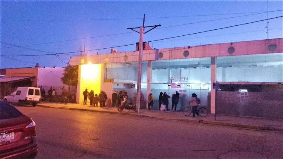 Una mujer mayor se descompensó mientras esperaba un modulo de alimentos 
