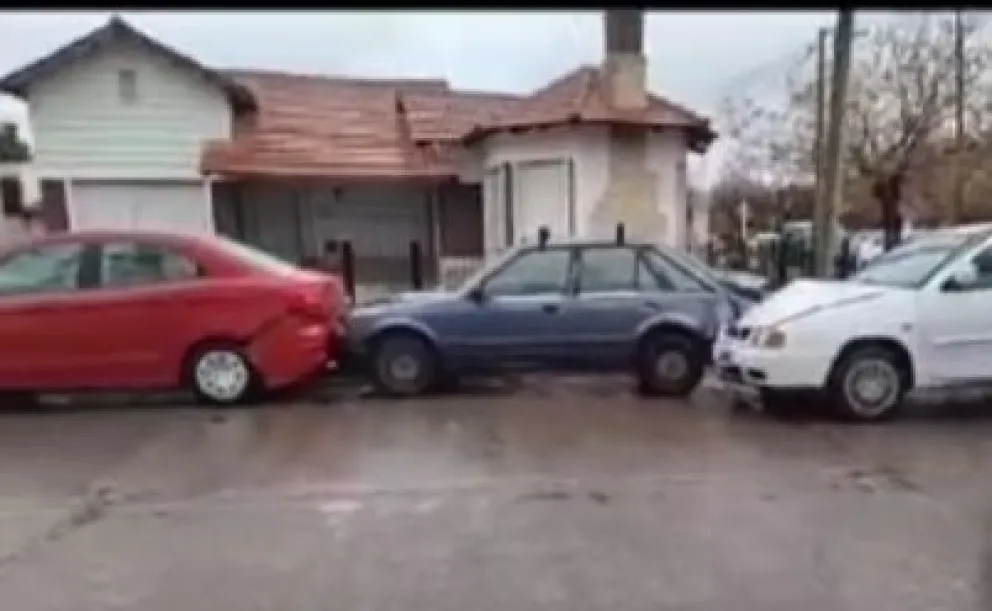 Triple choque de autos estacionados sobre el canalito 