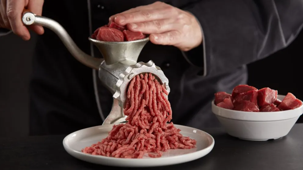 Fueron inspeccionados mientras picaban carne de toro que sería puesta a la venta 