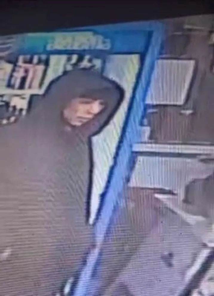 VIDEO: A cara descubierta, se robó comida y la guardó en sus pantalones 