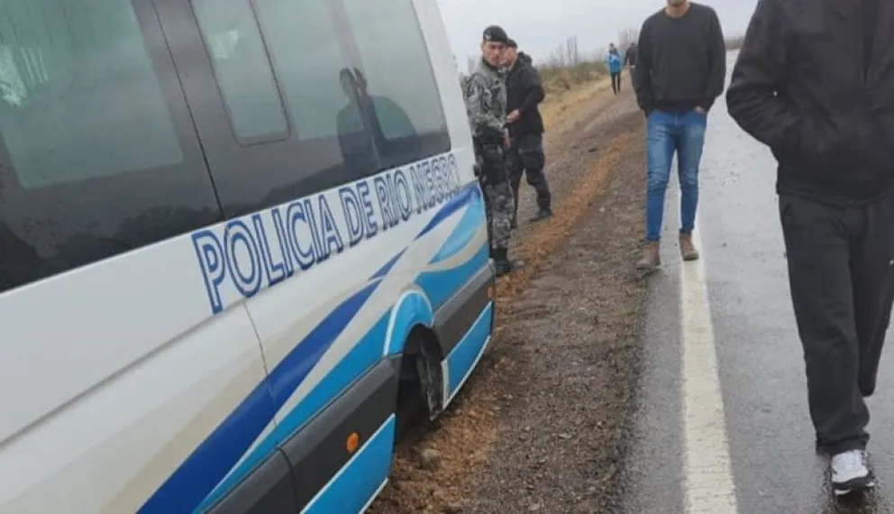Policías viajaban por ruta 22 y el minibus perdió una rueda