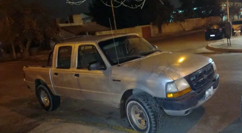 Robaron una camioneta y la taparon con elementos de construcción