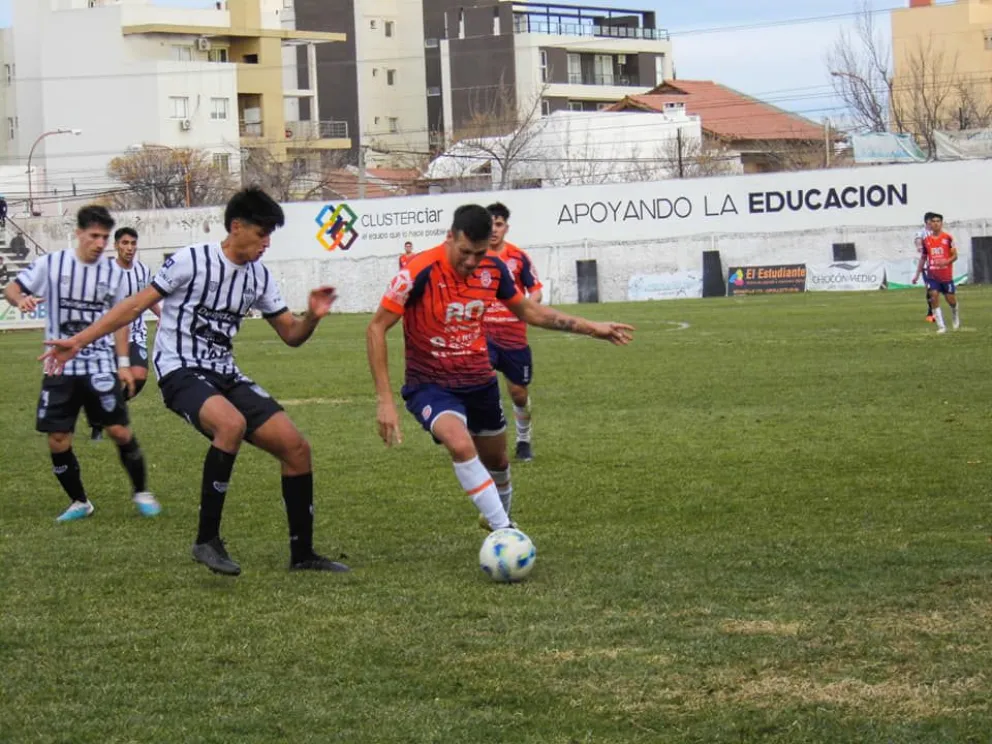 El “Depo” recibe hoy a Cipolletti en la gran final de la Liga Confluencia