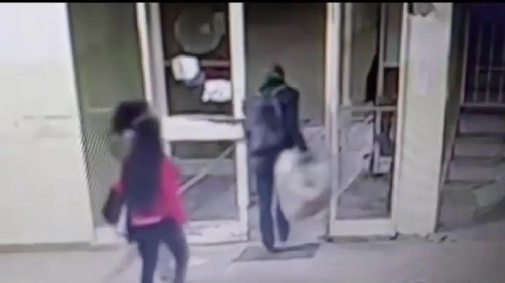 Robo en el hospital: envolvió un inodoro y se lo llevó ante la mirada de otros pacientes 
