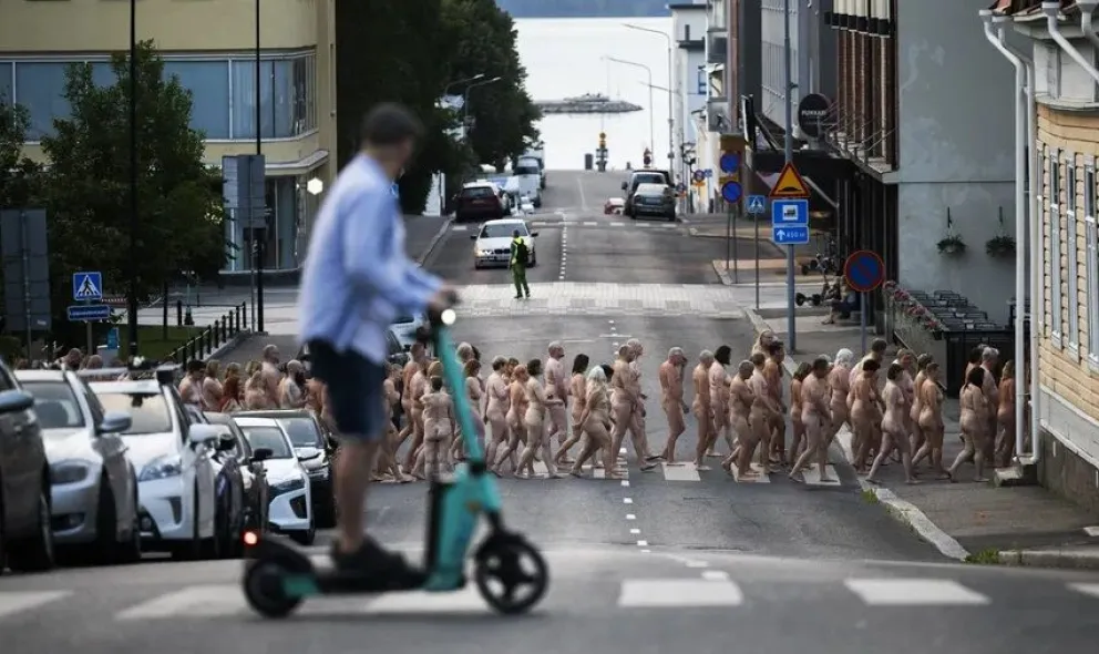 Unas mil personas posaron desnudas para una muestra fotográfica en Finlandia