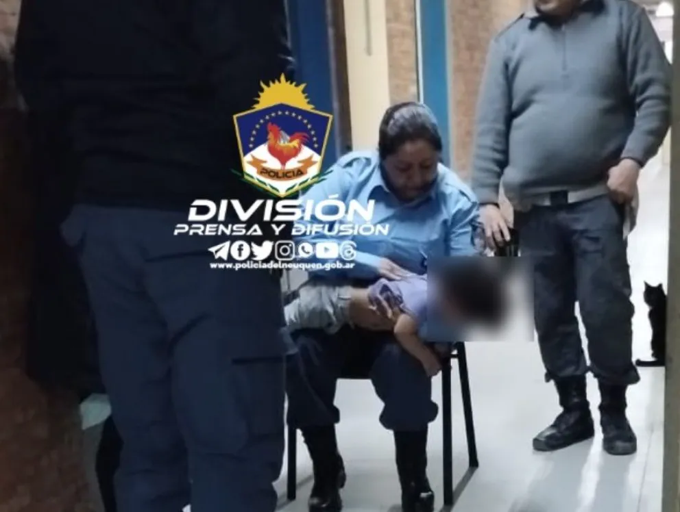 Mujer policía le salvó la vida a un pequeño con maniobras de Heimlich