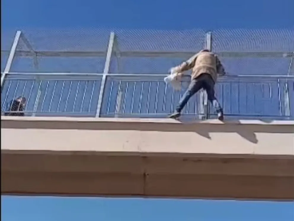 Un hombre puso en riesgo su vida en una pasarela de Ruta 22 