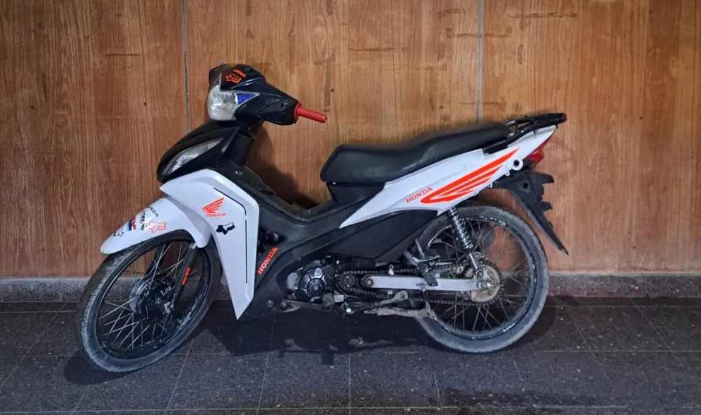 Ciculaba en una moto sin patente, al controlarlo encontraron una aparente alteración de los datos del rodado