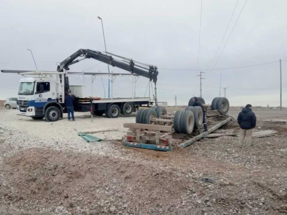 Volcó un camión en la rotonda de Ruta 6 y el tránsito está afectado