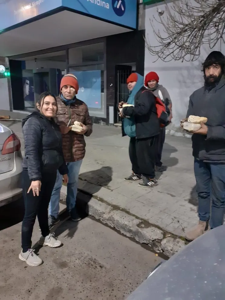 Viandas solidarias: Aportando medio kilo de carne picada, Jessica les cocina pastel de papas 