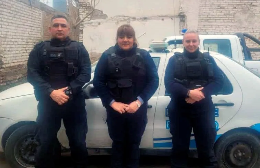 Policías roquenses le salvaron la vida a un adulto mayor que se estaba ahogando 