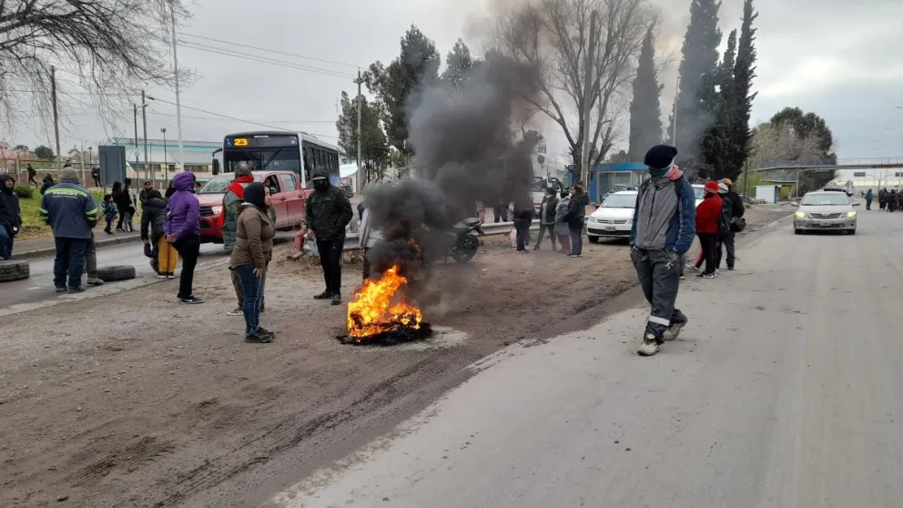 Vecinos cortan ruta 7