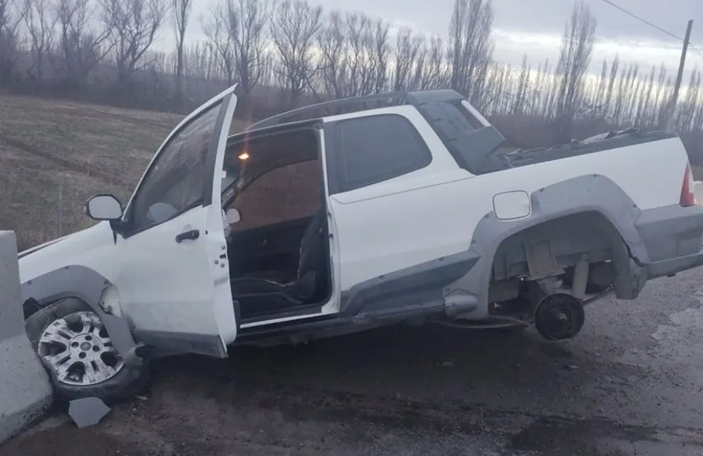 Una mujer resultó herida tras protagonizar un fuerte choque en colectora de Ruta 22
