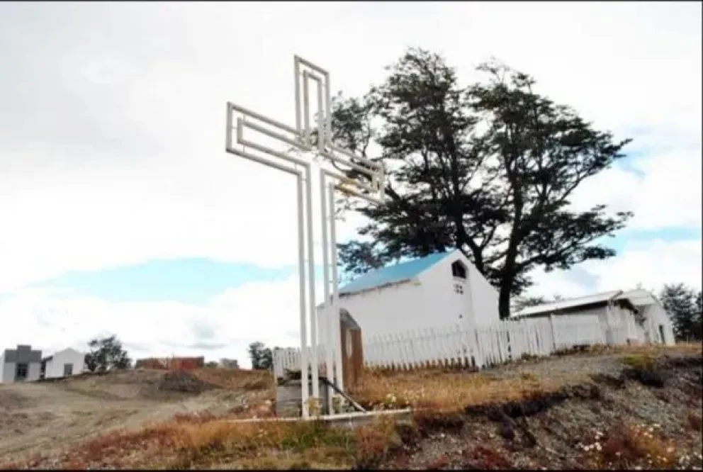 Un hombre abusó de su hija hasta matarla, quiso visitar su tumba y la madre de la víctima lo hechó a insultos