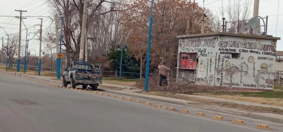 No le importó que haya una bicisenda y estacionó la camioneta donde quiso 